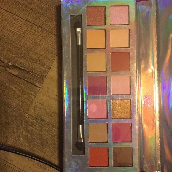 Haute pink eyeshadow palette - Picture 2 of 4